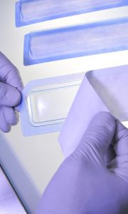 RESCOLL vous propose la réalisation des essais de validation des emballages de dispositifs médicaux selon la norme ISO 11607